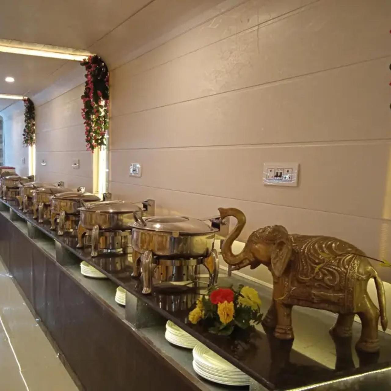New Kumar Hotel & Banquet Лакхнау Экстерьер фото
